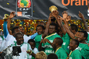 中场核心连续突破防守制造射门机会