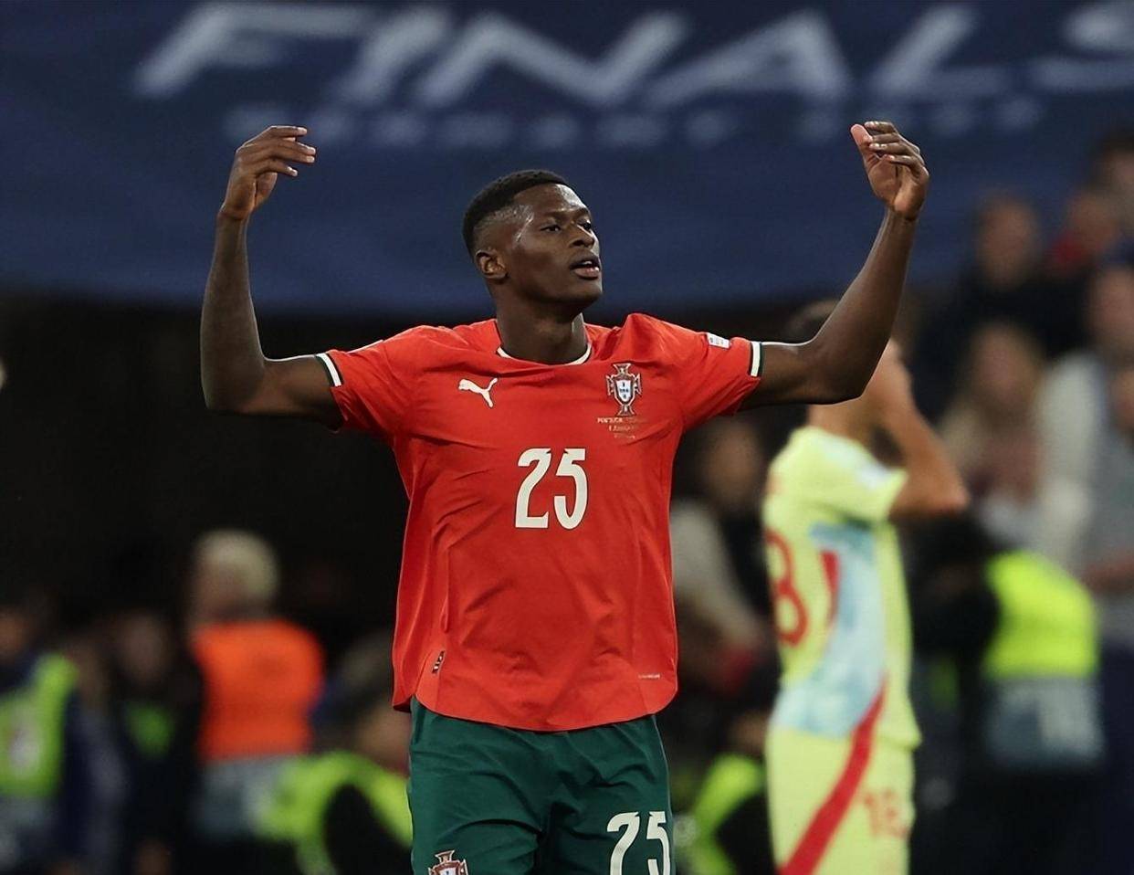 官方：利物浦传奇队明年3月将与多特传奇队踢慈善赛