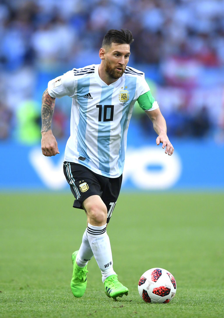 他是申花最被低估的球员，为俱乐部宁愿枯坐板凳，今年只出场一次