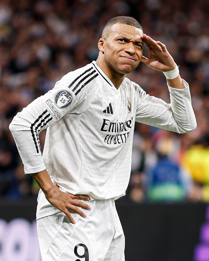 重回热刺主场并为个人壁画签名！孙兴慜：我感到无比荣幸